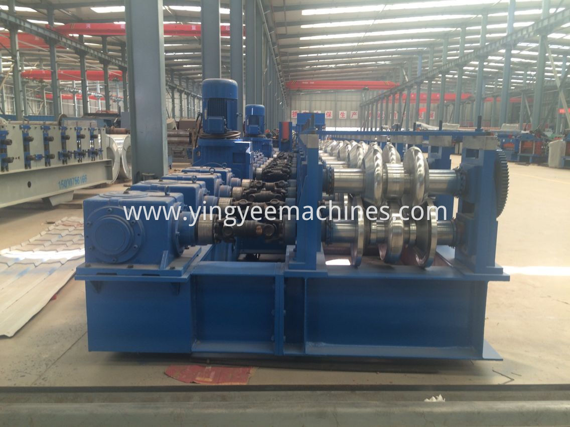 Guardrail roll forming machine